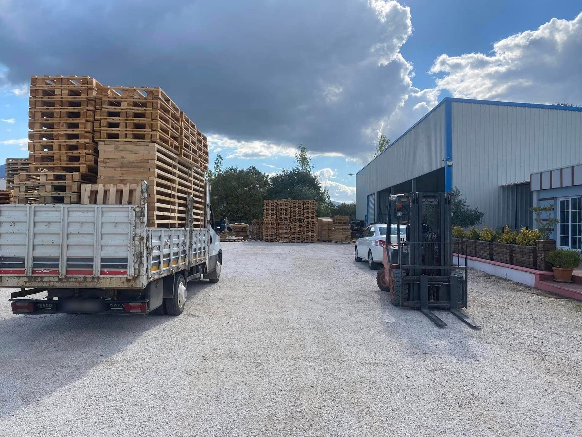 Adaport Palet Orhangazi tesisinde paletlerle yüklü kamyon ve forklift